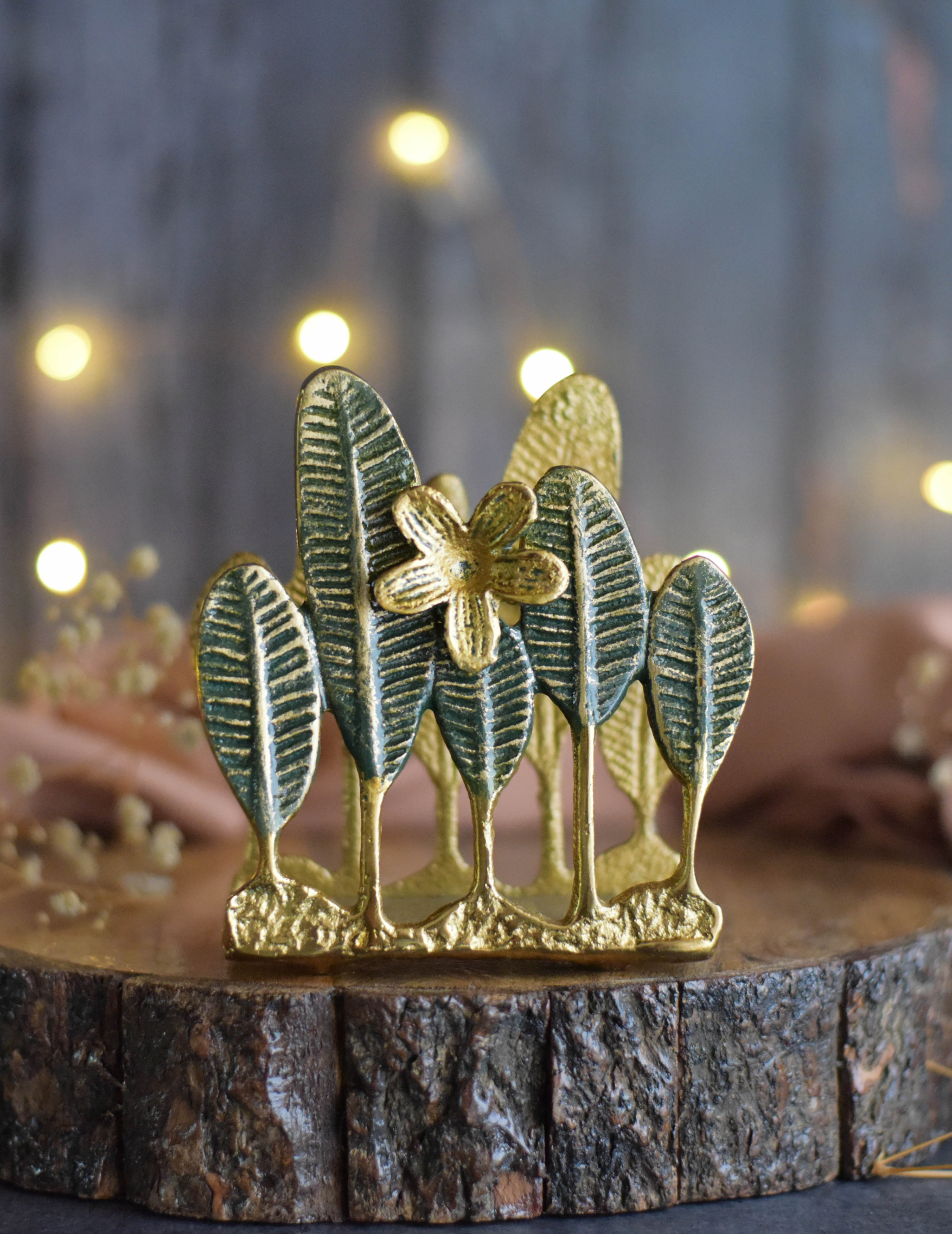 The leaf napkin holder