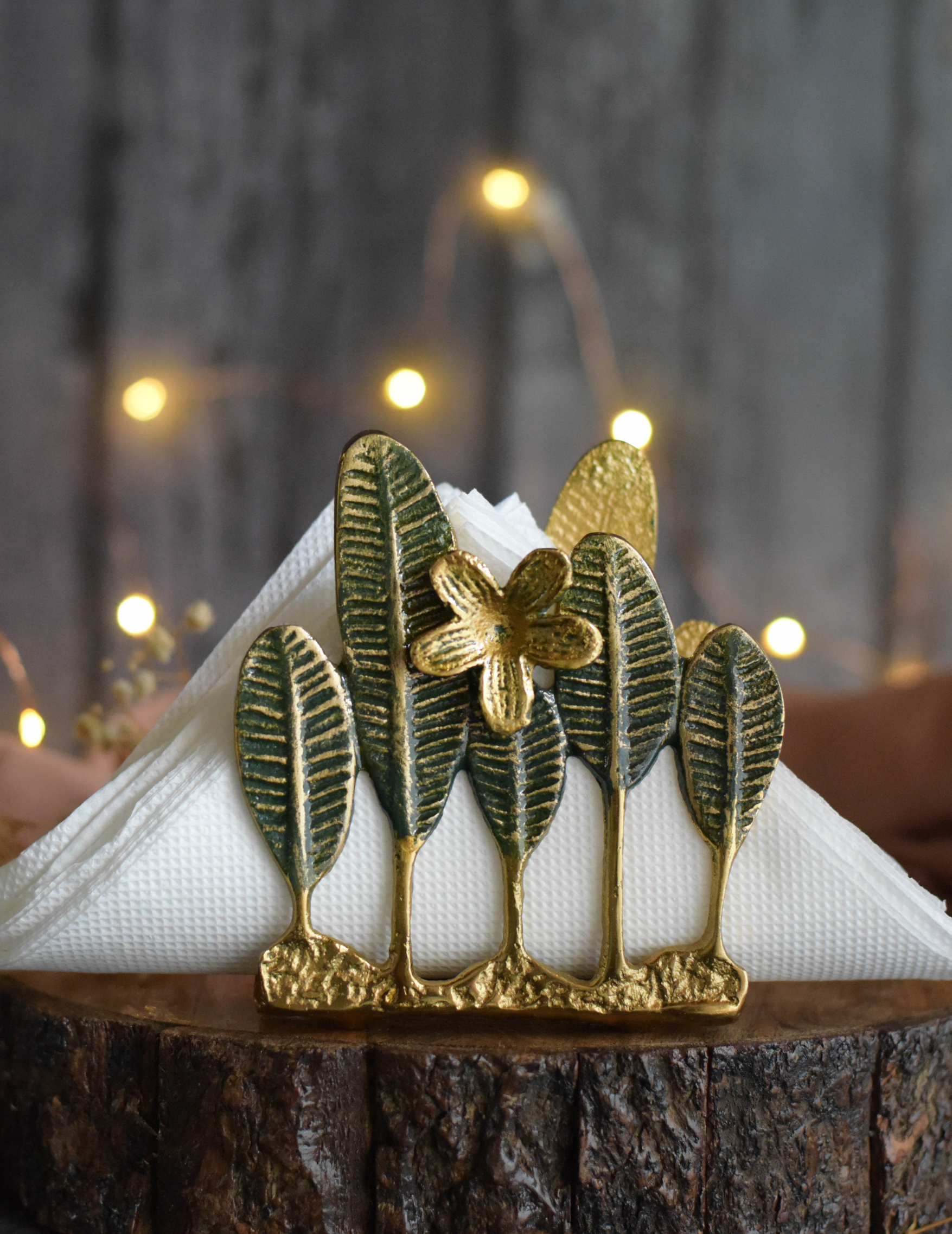 The leaf napkin holder